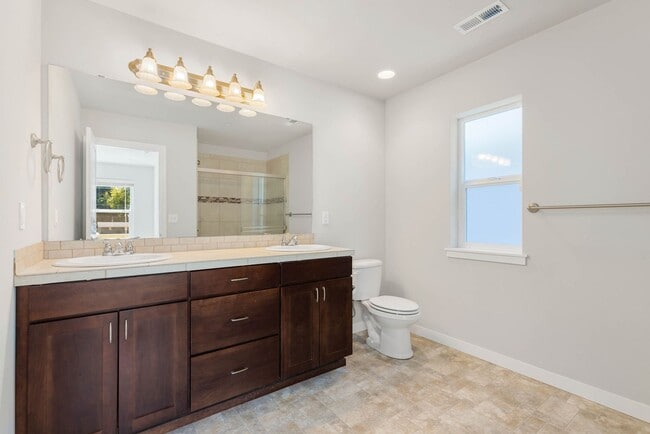 Building Photo - Stylish Everett Home Near Boeing – Modern ...