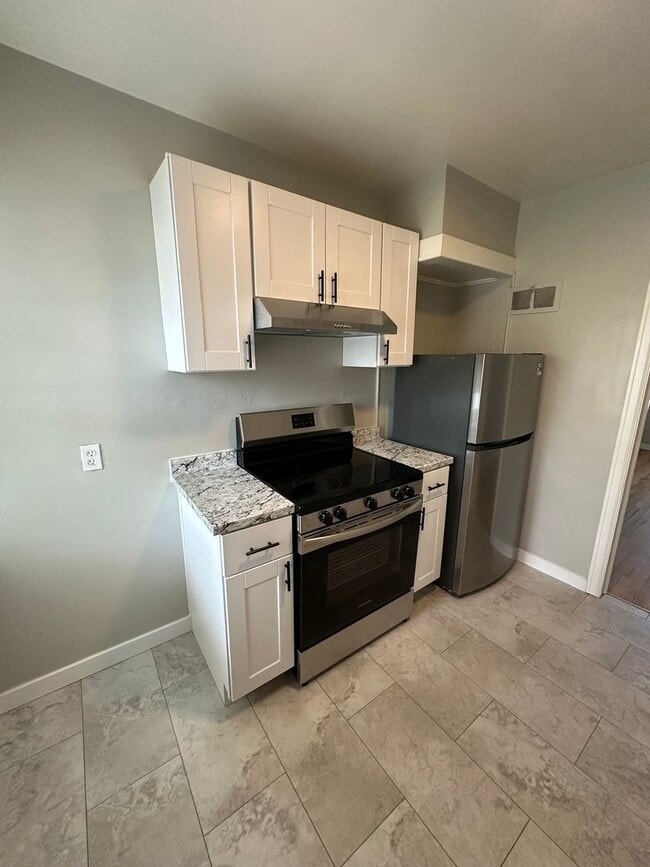 Building Photo - NICELY UPDATED 2 BEDROOM, 1 BATHROOM APART...