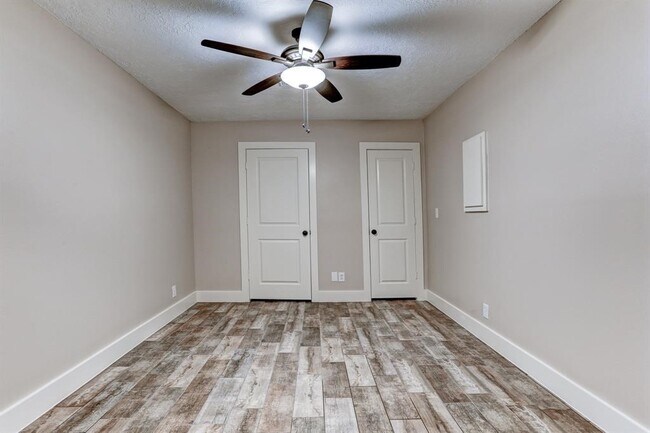 Building Photo - 1827 Riverwood Trail