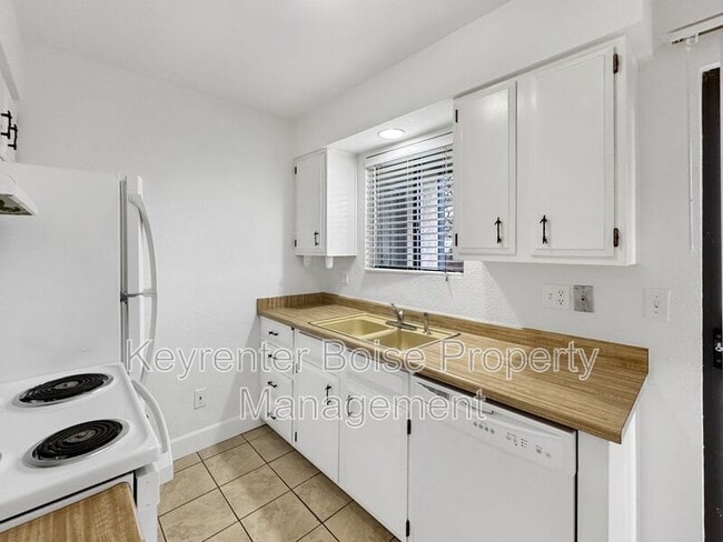 Building Photo - 7066 W Colehaven Ln