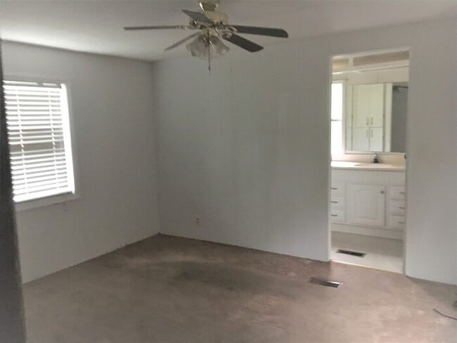 Building Photo - Charming 2 BR mobile home, minutes to Wrig...