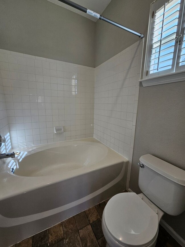 Building Photo - Stunning Highlands Ranch Townhome