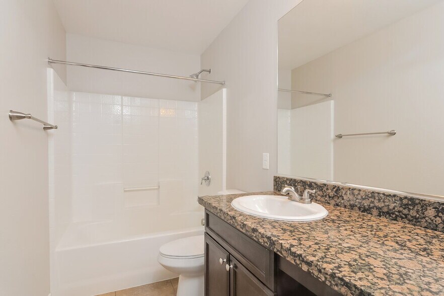 Building Photo - 993 Pebble Lake St