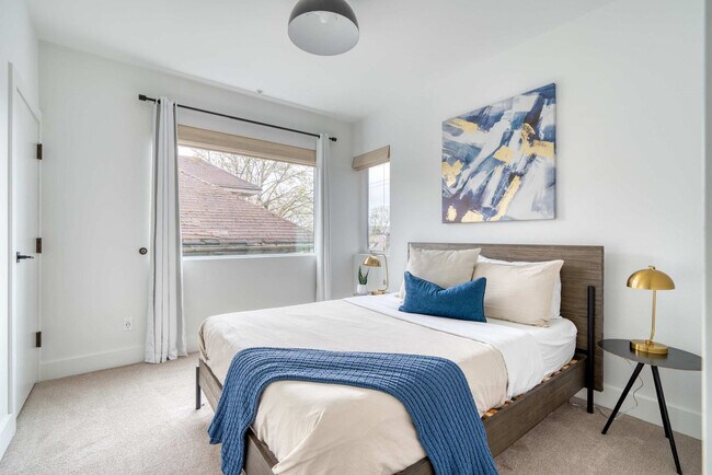 Building Photo - 4980 N Vancouver Ave