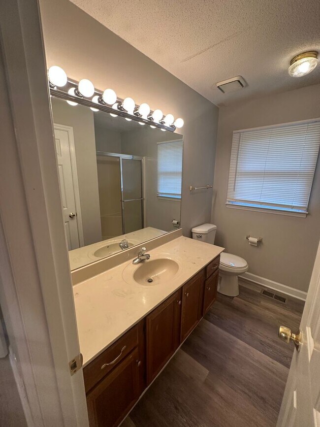 Building Photo - Cute 2 Bed 2.5 Bath House Near MTSU!