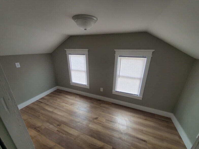 Building Photo - 208 W Candise St