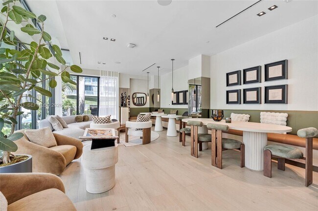 Building Photo - 9901 W Bay Harbor Dr