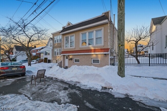 Building Photo - 245 Pierre Ave