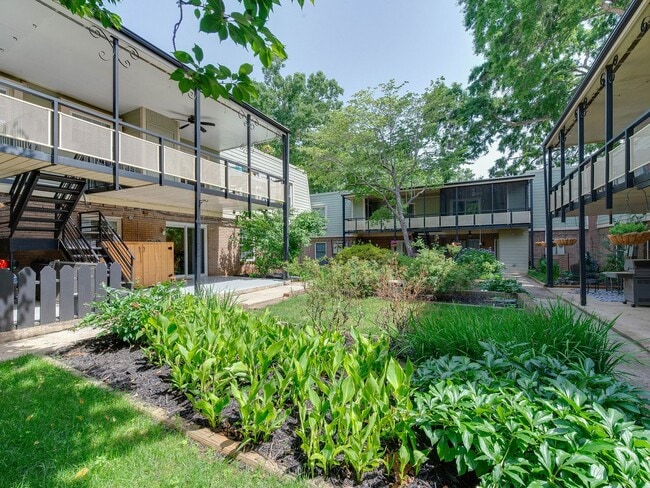 Building Photo - Check out this amazingly located 3 bed/2 b...