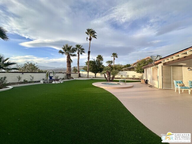 Building Photo - 9939 Vía Real