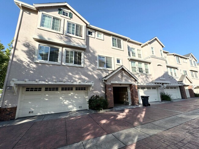 Building Photo - Perfect Shape Downtown Livermore Townhome ...