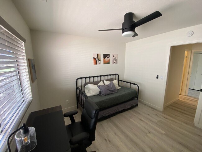 Building Photo - S-1073