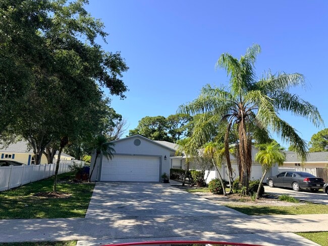 Building Photo - 182 Sparrow Dr