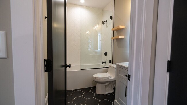 Building Photo - Newly Rehabbed 3-bedroom, 2-bath Gem with In-Unit Washer/Dryer! Discover Uptown Living.