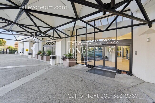 Building Photo - Fully Furnished Condo With Panoramic San Francisco Bay Views and Unbeatable Amenities