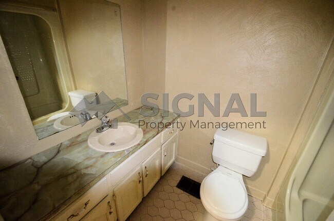 Building Photo - 4001 6th Ave