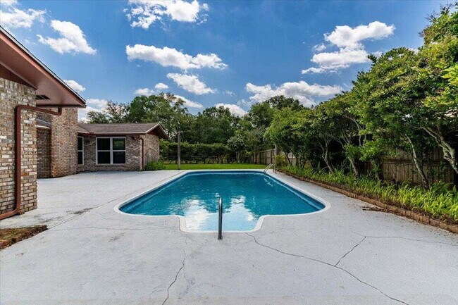 Building Photo - "Charming 3-Bed Oasis with Private Pool in Fort Walton Beach!"