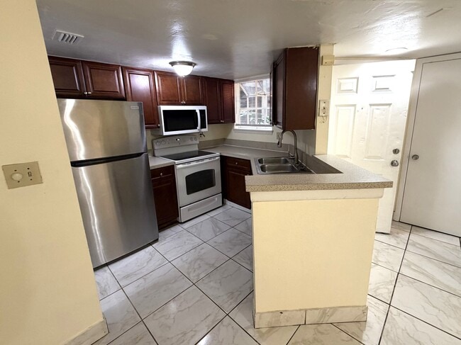 Building Photo - 1932 Lake Atriums Cir