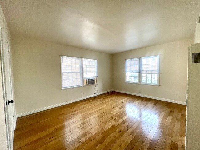 Building Photo - Charming Studio Near LACMA, The Grove & Melrose-Fairfax! MOVE IN READY!