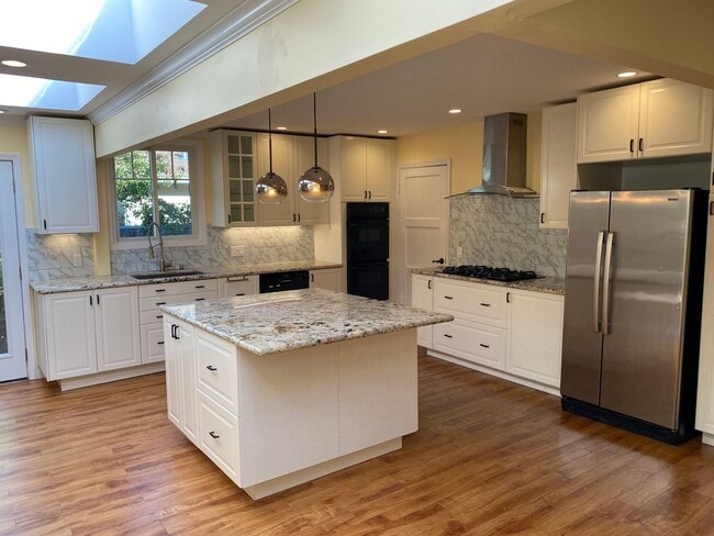 Building Photo - REDWOOD CITY - Beautifully Updated 3BR/2BA