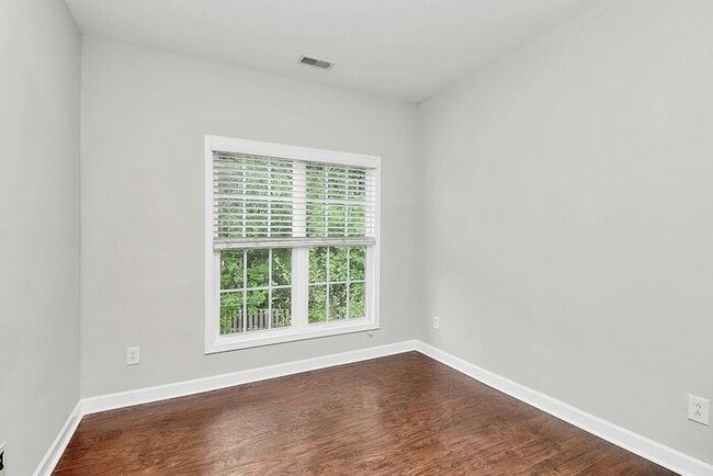 Building Photo - Beautiful End Unit 3BD/2.5BA Townhome in t...