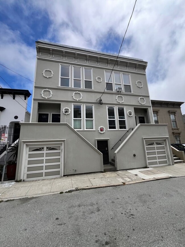 Building Photo - SPECTACULAR, TOP FLOOR 2 BED/2 BATH MISSIO...