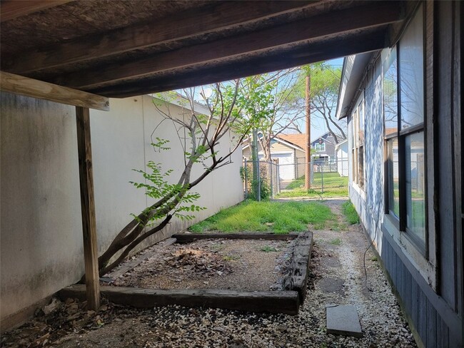 Building Photo - 10315 Limestone Dr