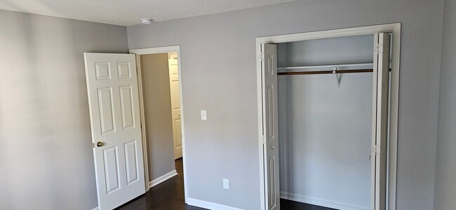 Building Photo - Darling 2br 2ba One Level Living Townhome ...