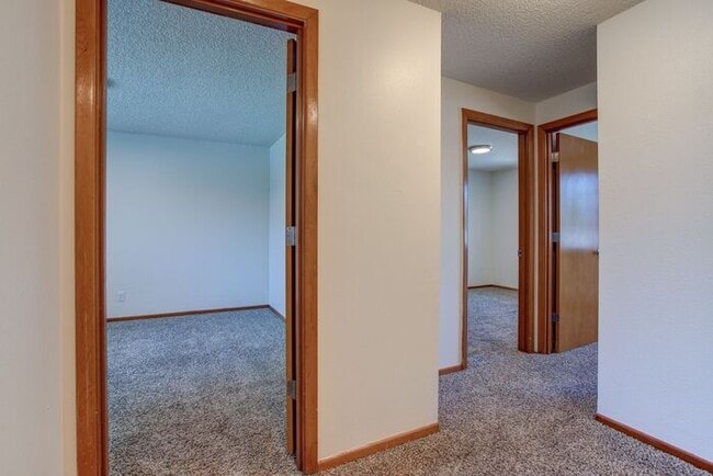 Building Photo - 3 bedroom 2 bath townhouse downtown Hillsboro!