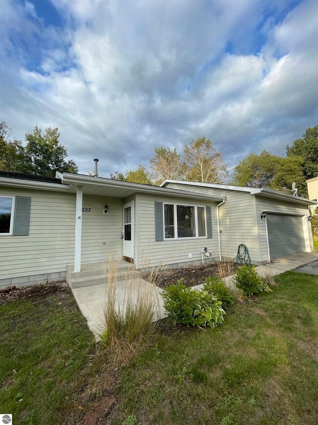 Building Photo - 4227 Summerhill Rd