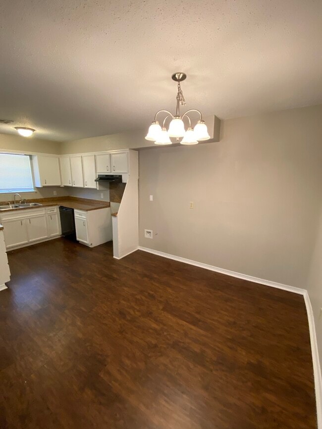 Building Photo - 3413 Vickie Dr