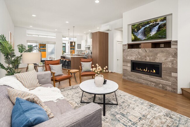 Building Photo - Fantastic Bellevue Townhouse with View...