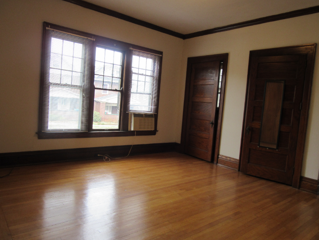 Building Photo - 702 10th Ave