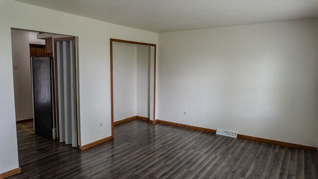 Building Photo - Updated 3-Bedroom Townhouse in Convenient ...