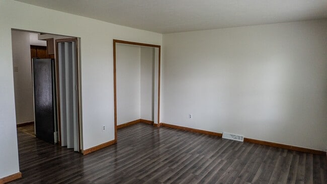 Building Photo - Updated 3-Bedroom Townhouse in Convenient Toledo Location