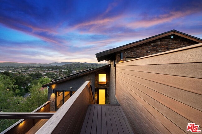 Building Photo - 28207 Laura La Plante Dr