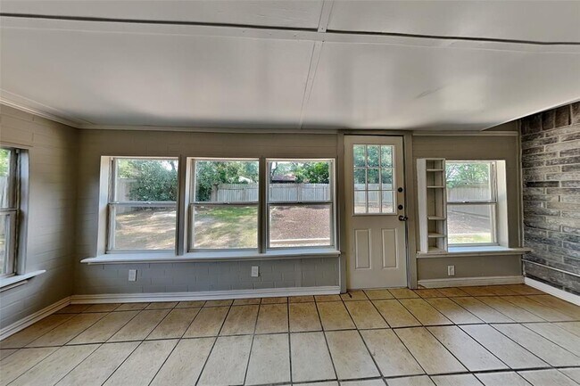 Building Photo - 2415 Pine Cone Dr