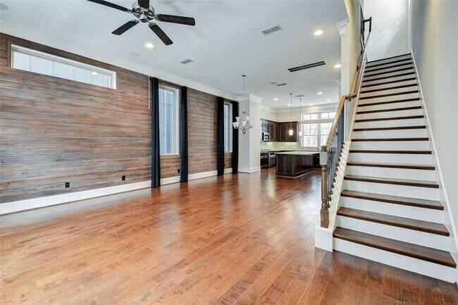 Building Photo - 720 N Shepherd Dr