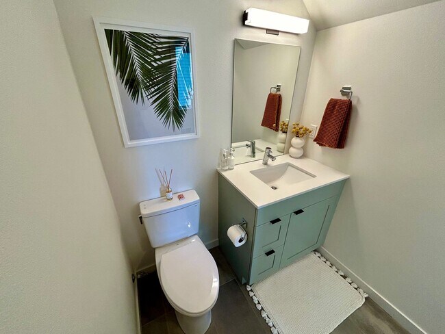 Building Photo - Spacious Ballard Townhome- 2 Bedrooms with Parking