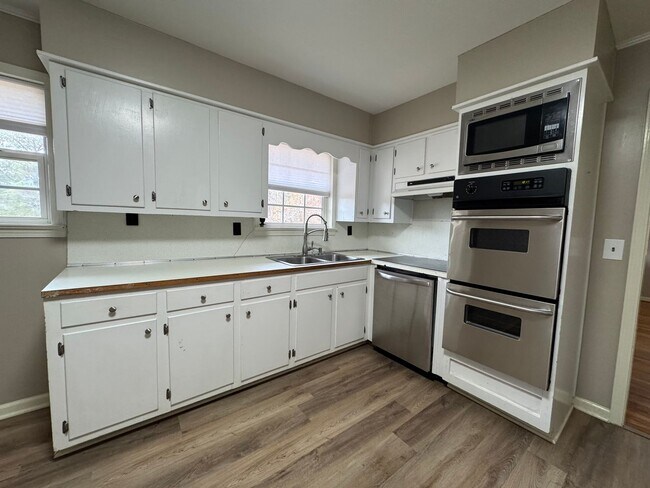 Building Photo - Private 3/2 Country House- $1,595