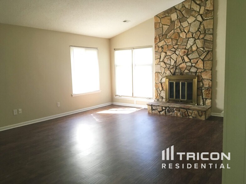 Building Photo - 10442 Camelback Cir