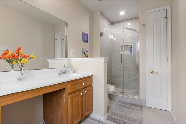 Building Photo - 9 Crest Ct