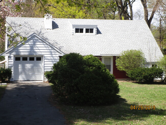 Building Photo - 138 Old Niskayuna Rd