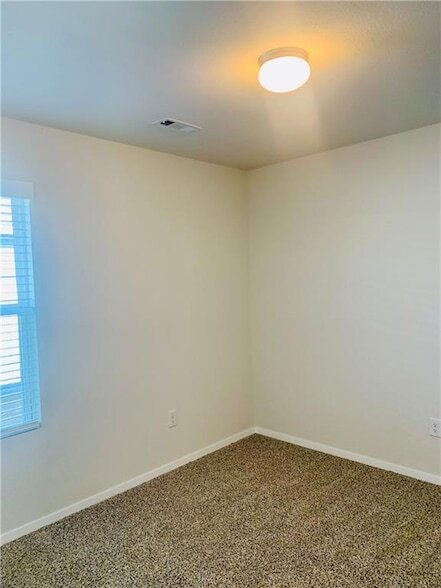 Building Photo - 936 E Bunting St