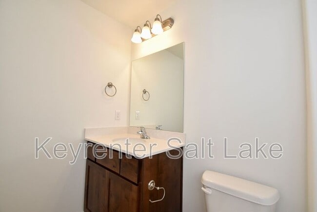 Building Photo - 1590 S 900 W