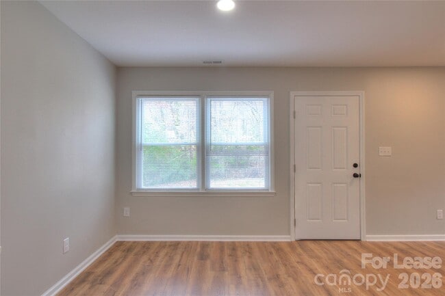 Building Photo - 700 Sharon Dr