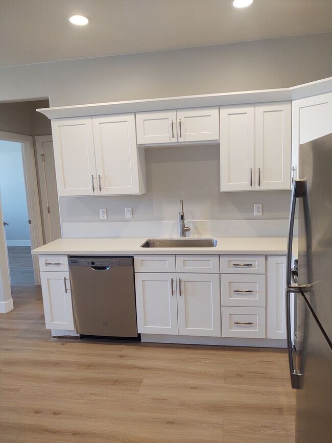 Building Photo - UTILITIES INCLUDED PERFECT 1 Bedroom 1 Bath