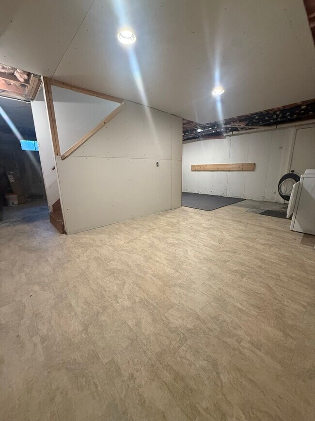 Building Photo - 303 Twin Lakes Dr