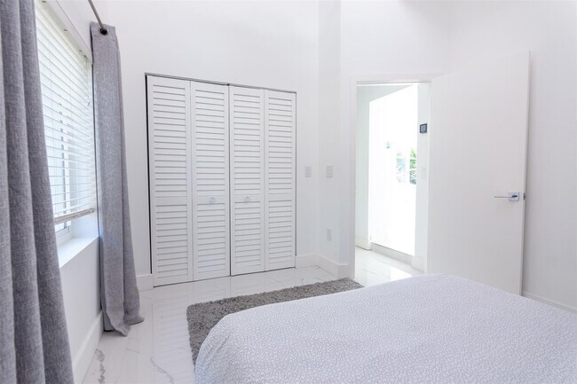 Building Photo - 9007 NE 10th Ave