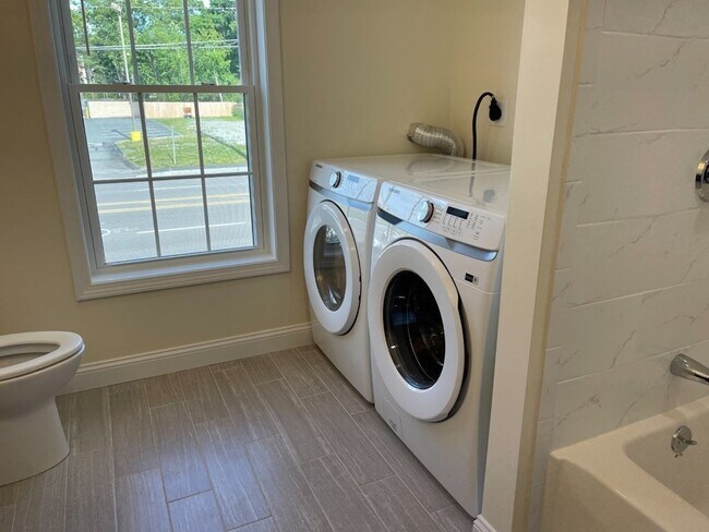 Building Photo - 1093 Main St